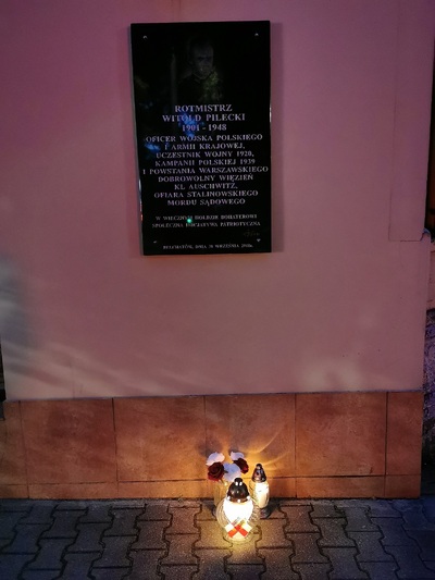 Znicze pod tablicą pamięci Witolda Pileckiego w Bełchatowie – 25 maja 2020