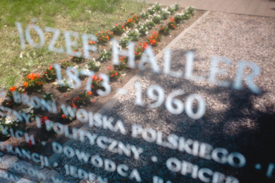 Złożenie kwiatów pod tablicą upamiętniającą gen. Józefa Hallera na placu jego imienia w Warszawie – 4 czerwca 2020. Fot. Sławek Kasper (IPN)