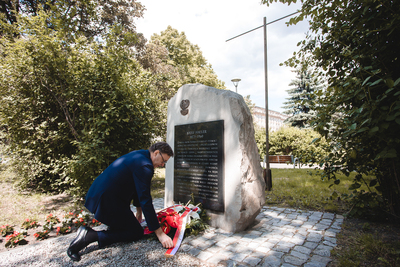 Złożenie kwiatów pod tablicą upamiętniającą gen. Józefa Hallera na placu jego imienia w Warszawie – 4 czerwca 2020. Fot. Sławek Kasper (IPN)