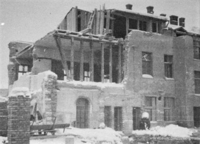 Burzenie domów w Oświęcimiu przez więźniów obozu Auschwitz, 1941/42 r.  (źródło: www.auschwitz.org)