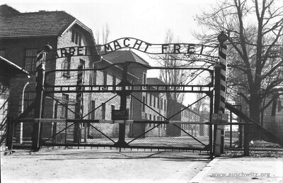 Brama główna obozu macierzystego KL Auschwitz I (źródło: www.auschwitz.org)