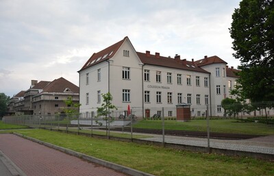 Budynek, w którym osadzono więźniów transportu z 14 czerwca 1940 r. (fot. M. Foks)