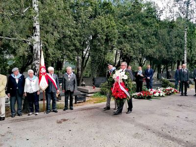 Kwiaty pod Pomnikiem – Mauzoleum Ofiar Obozów Koncentracyjnych na Cmentarzu Wojskowym na Powązkach złożył wiceprezes IPN Jan Baster – 14 czerwca 2020. Fot. Anna Maria Adamus (IPN)