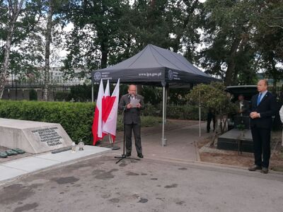 Uroczystości pod Pomnikiem – Mauzoleum Ofiar Obozów Koncentracyjnych na Cmentarzu Wojskowym na Powązkach – 14 czerwca 2020. Fot. Anna Maria Adamus (IPN)