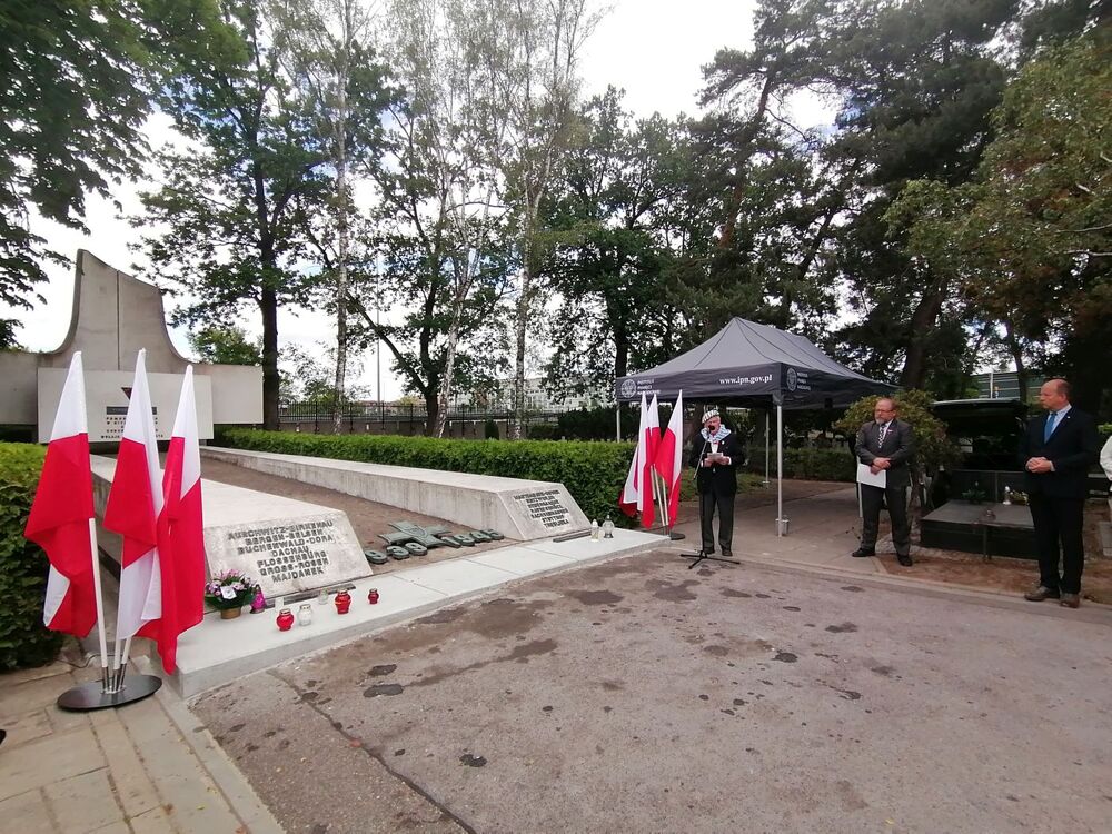 Uroczystości pod Pomnikiem – Mauzoleum Ofiar Obozów Koncentracyjnych na Cmentarzu Wojskowym na Powązkach – 14 czerwca 2020. Fot. Anna Maria Adamus (IPN)