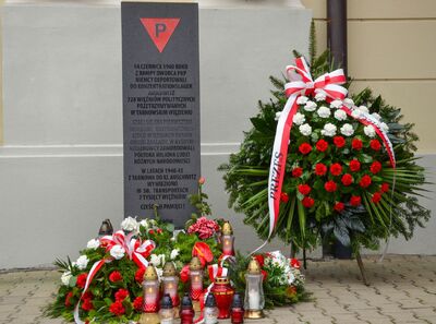 14 czerwca 2020 r. prezes IPN dr Jarosław Szarek złożył kwiaty przed miejscem pamięci na tarnowskim dworcu kolejowym. Fot. Monika Wojtyca-Gaweł (IPN)