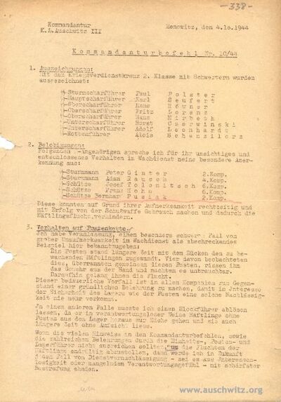 Pierwsza strona rozkazu komendanta z 4 października 1944 r. Wymieniono tu m.in. nazwiska esesmanów z załogi KL Auschwitz, którzy otrzymali odznaczenia za dobrą służbę (źródło: www.auschwitz.org)