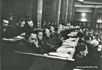 Ława oskarżonych podczas procesu 40 członków załogi KL Auschwitz. Fotografię wykonano w Krakowie w 1947 r. (Archiwum PMA-B, źródło: www.auschwitz.org)