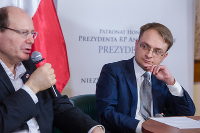 Dr János Tischler – dyrektor Węgierskiego Instytutu Kultury w Warszawie i prowadzący dyskusję Szymon Brzeziński – autor przekładu – 17 czerwca 2020. Fot. Sławek Kasper (IPN)