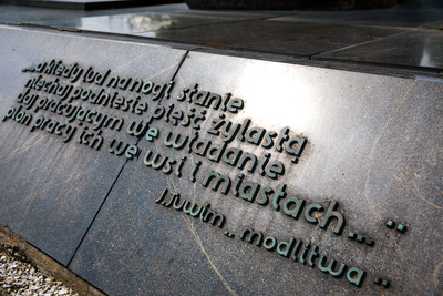 Fragment wiersza Juliana Tuwima na pomniku Robotników Czerwca 1976. Fot. Sławek Kasper (IPN)