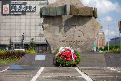 44. rocznica protestów w Ursusie – kwiaty pod pomnikiem Robotników Czerwca 1976 – Ursus, 25 czerwca 2020. Fot. Sławek Kasper (IPN)
