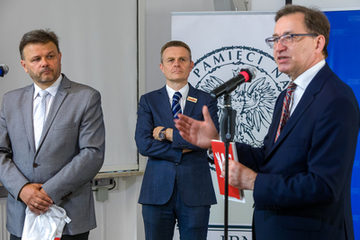 Od lewej: Adam Hlebowicz – dyrektor BEN IPN, Paweł Błażewicz, Jarosław Szarek – prezes IPN. Fot. Sławek Kasper (IPN)