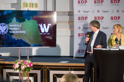 Galę wręczenia nagród SDP za rok 2019 poprowadzili prezes SDP Krzysztof Skowroński oraz skarbnik SDP Aleksandra Rybińska – 25 czerwca 2020. Fot. sk (IPN)