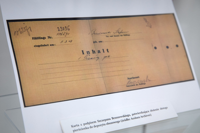 Kartka z podpisem Szczepana Brzozowskiego, potwierdzająca złożenie złotego pierścionka do depozytu obozowego. Fot. Sławek Kasper (IPN)