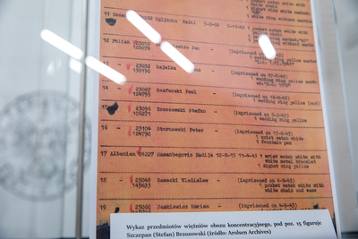 Wykaz przedmiotów więźniów obozu koncentracyjnego, pod poz. 15 figuruje Szczepan (Stefan) Brzozowski (źródło: Arolsen Archives). Fot. Sławek Kasper (IPN)