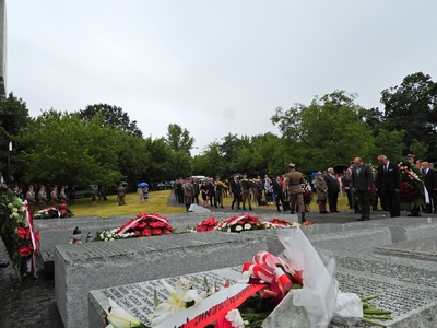 Uroczystości przy pomniku Ofiar Ludobójstwa dokonanego przez ukraińskich nacjonalistów na obywatelach II RP oraz przy pomniku 27. Wołyńskiej Dywizji Piechoty AK przy Skwerze Wołyńskim – 11 lipca 2020. Fot. Mateusz Niegowski (IPN)