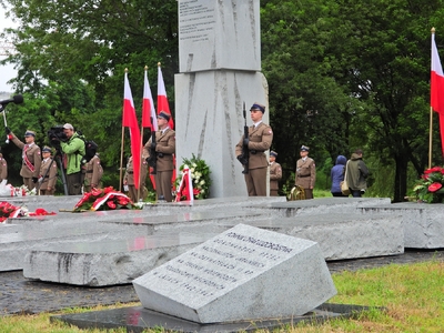 Uroczystości przy pomniku Ofiar Ludobójstwa dokonanego przez ukraińskich nacjonalistów na obywatelach II RP oraz przy pomniku 27. Wołyńskiej Dywizji Piechoty AK przy Skwerze Wołyńskim – 11 lipca 2020. Fot. Mateusz Niegowski (IPN)