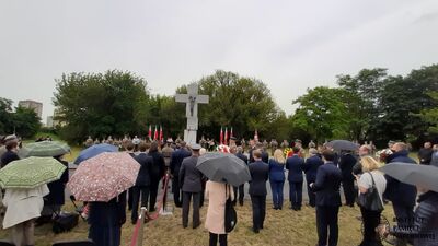 Uroczystości przy pomniku Ofiar Ludobójstwa dokonanego przez ukraińskich nacjonalistów na obywatelach II RP oraz przy pomniku 27. Wołyńskiej Dywizji Piechoty AK przy Skwerze Wołyńskim – 11 lipca 2020. Fot. ks. Tomasz Trzaska (IPN)