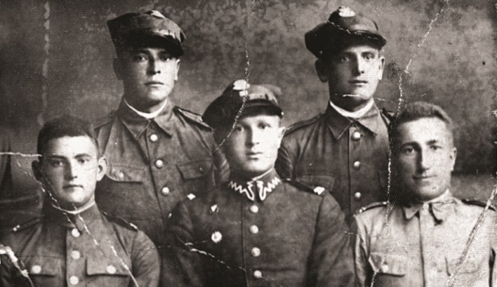 Bernard Żywna (pierwszy z lewej), 33 lata, rolnik z Komaszówki. Przyszli po niego pod koniec lipca, po aresztowaniu wszystkich innych. Miał pięcioro dzieci, żona spodziewała się szóstego (zbiory IPN)