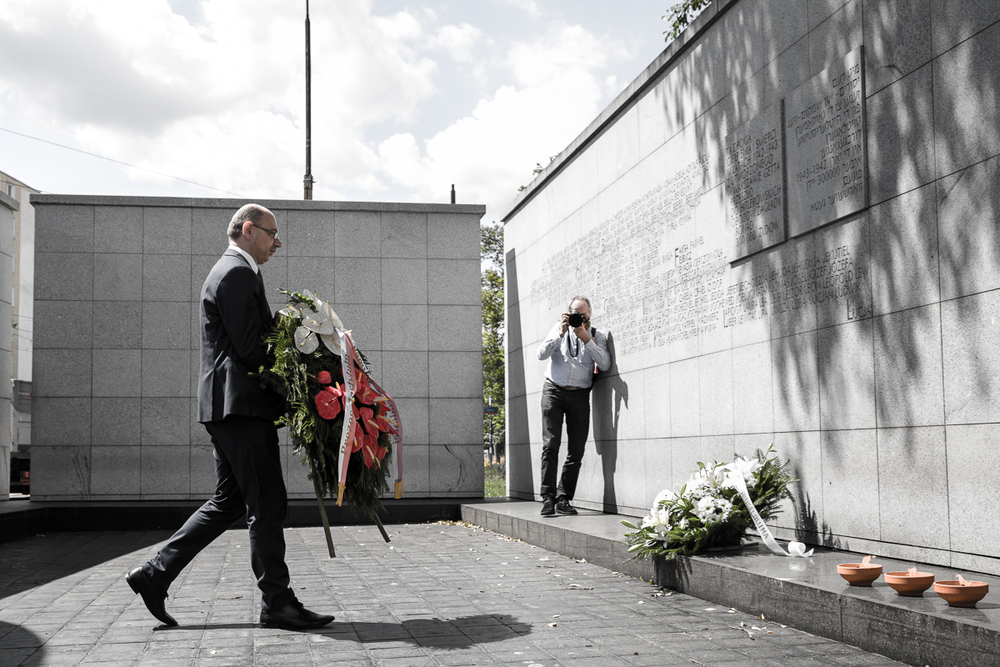 Mateusz Szpytma, zastępca prezesa Instytutu Pamięci Narodowej, oddał hołd warszawskim Żydom podczas Marszu Pamięci – Warszawa, 22 lipca 2020. Fot. Sławek Kasper (IPN)