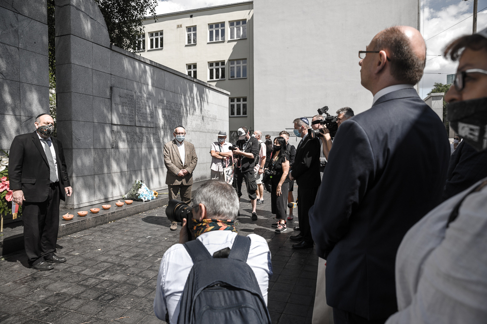 Mateusz Szpytma, zastępca prezesa Instytutu Pamięci Narodowej, oddał hołd warszawskim Żydom podczas Marszu Pamięci – Warszawa, 22 lipca 2020. Fot. Sławek Kasper (IPN)