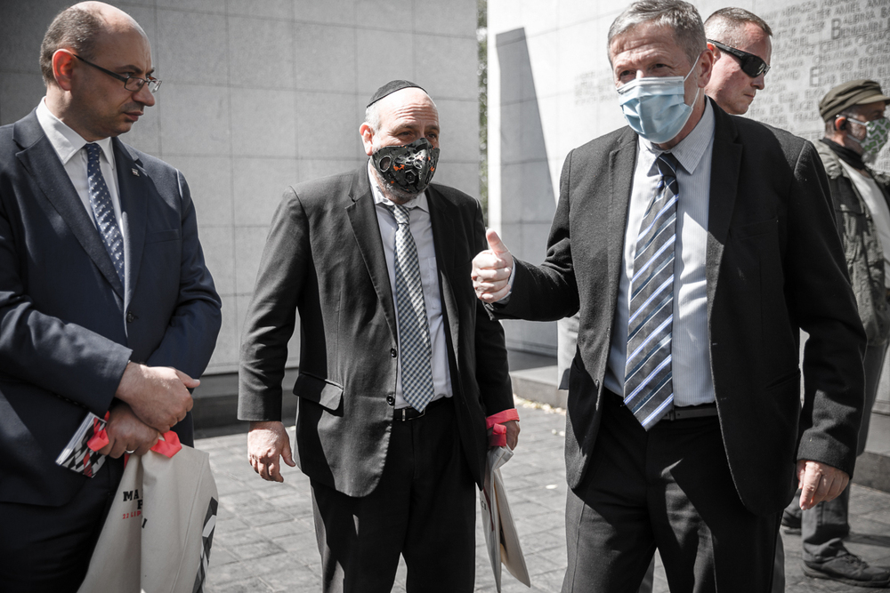 Zastępca prezesa IPN Mateusz Szpytma, rabin Polski Michael Schudrich i Ambasador Izraela w Polsce Alexander Ben Zvi podczas Marszu Pamięci – Warszawa, 22 lipca 2020. Fot. Sławek Kasper (IPN)