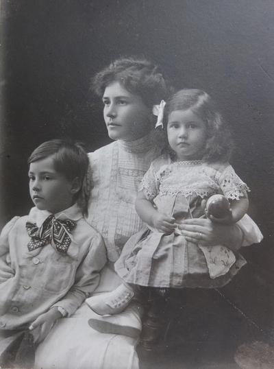 Działaczka niepodległościowa i socjalistyczna dr Maria Jankowska z synem Bartłomiejem i córką Joanną w 1908 r. . Fot. Prywatne Muzeum Historyczne „Znaki Czasu”