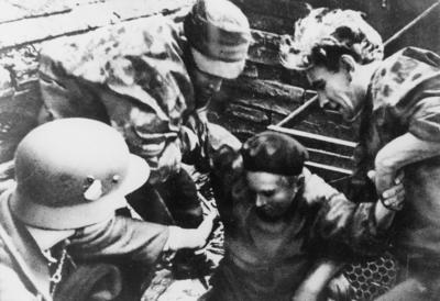 Powstaniec ze Starówki wychodzący z kanału, ul. Nowy Świat róg ul. Wareckiej, 1 września 1944 r. (fot. AIPN)