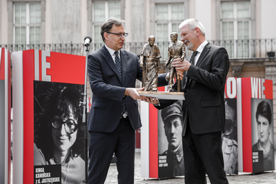 Jarosław Szarek przekazał Ziemowitowi Koźmińskiego makietę pomnika przedstawiającego spotkanie Jana Pawła II z Ronaldem Reaganem w Miami w 1978. Fot. Sławek Kasper (IPN)