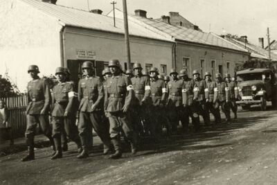 Kolumna niemieckiego wojska przed domem Franciszka Kormanka w Gorlicach (Zbiory M. Kalisza)