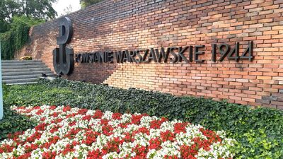 Prof. Krzysztof Szwagrzyk, wiceprezes IPN złożył kwiaty pod Pomnikiem Powstania Warszawskiego w Warszawie – 31 lipca 2020. Fot. ks. Tomasz Trzaska (IPN)