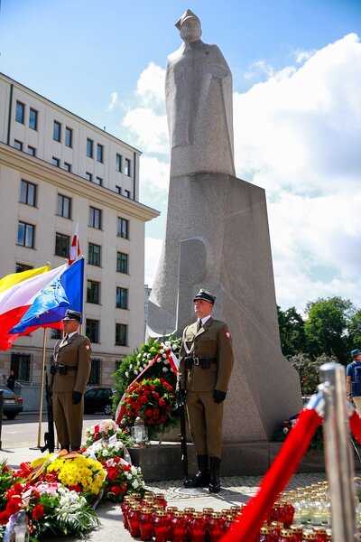 Kwiaty pod pomnikiem Stefana Roweckiego „Grota”, dowódcy Armii Krajowej, złożyła dyrektor Archiwum IPN Marzena Kruk. Fot. Sławek Kasper (IPN)