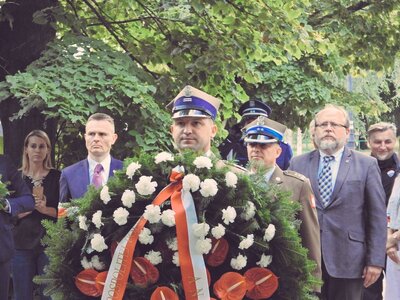 Adam Siwek, dyrektor BUWiM oraz Paweł Błażewicz (BPiKS) w imieniu IPN, wzięli udział w rocznicowej uroczystości przed Pomnikiem Cichociemnych Spadochroniarzy AK – 1 sierpnia 2020. Fot. Mateusz Niegowski (IPN)