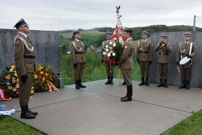Polscy żołnierze przed pomnikiem pomordowanych Romów i Sinti na terenie byłego obozu Mauthausen (fot. Maciej Foks)