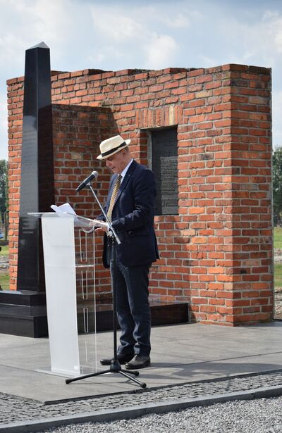 2 sierpnia 2019 r. Romani Rose, przewodniczący Centralnej Rady Niemieckich Sinti i Romów, przemawia podczas uroczystości na terenie byłego KL Auschwitz II (fot. Maciej Foks)