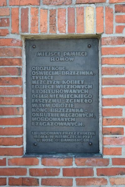 Tablica na pomniku na terenie byłego Zigeunerlager w KL Auschwitz II (fot. Maciej Foks)