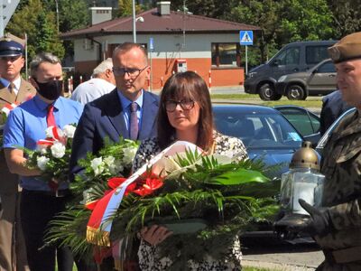 5 sierpnia , Warszawa – Joanna Piskorz, zastępca dyrektora BUWiM, złożyła kwiaty pod pomnikiem upamiętniającym zdobycie przez Batalion „Zośka” obozu „Gęsiówka”. Fot. Mateusz Niegowski (IPN)