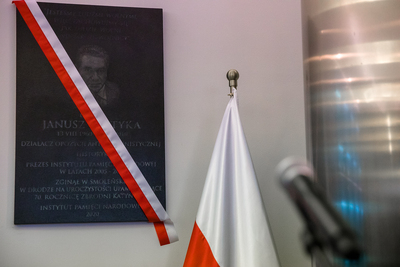 Odsłonięcie tablicy upamiętniającej Janusza Kurtykę w nowej siedzibie IPN – 13 sierpnia 2020. Fot. Sławek Kasper