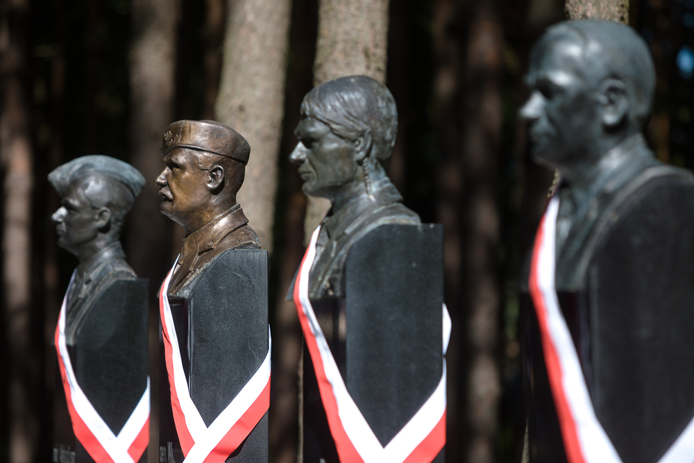 Popiersia ofiar katastrofy smoleńskiej, wśród nich popiersie Janusza Kurtyki, prezesa IPN w latach 2005–2010 – Ossów, 15 sierpnia 2020. Fot. Sławek Kasper (IPN)