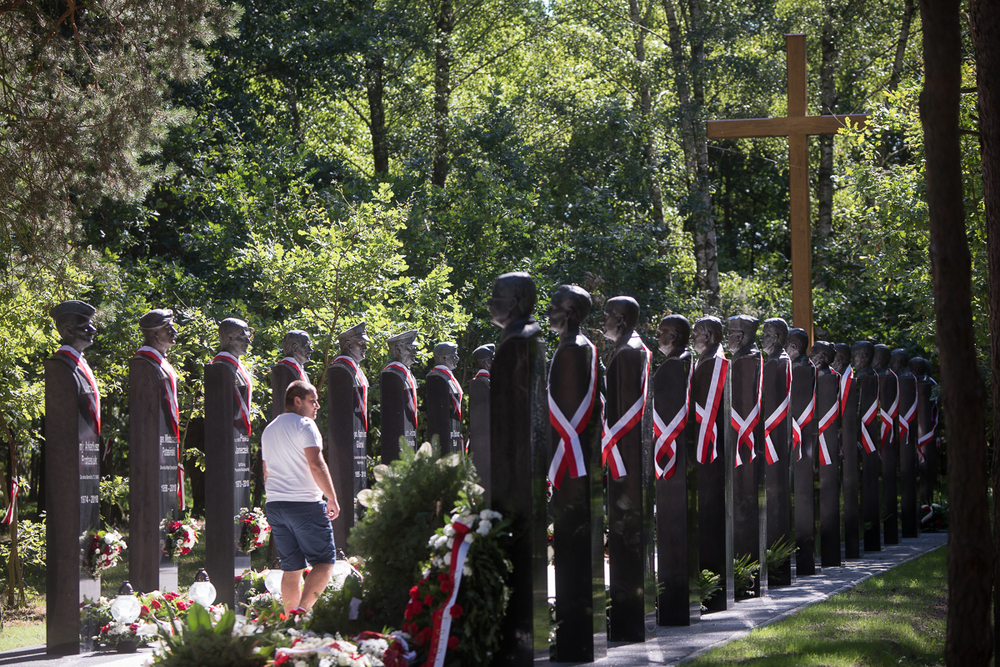 Popiersia ofiar katastrofy smoleńskiej na polanie Dębów Pamięci – Ossów, 15 sierpnia 2020. Fot. Sławek Kasper (IPN)