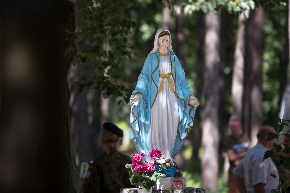 Figura Matki Boskiej Zwycięskiej w pobliżu kaplicy – Ossów, 15 sierpnia 2020. Fot. Sławek Kasper (IPN)