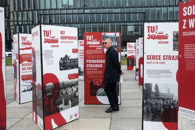 Otwarcie wystawy „Tu rodziła się Solidarność” na placu Piłsudskiego w Warszawie – 28 sierpnia 2020. Fot. Sławek Kasper (IPN)