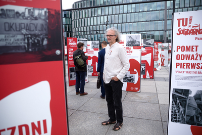 Otwarcie wystawy „Tu rodziła się Solidarność” na placu Piłsudskiego w Warszawie – 28 sierpnia 2020. Fot. Sławek Kasper (IPN)