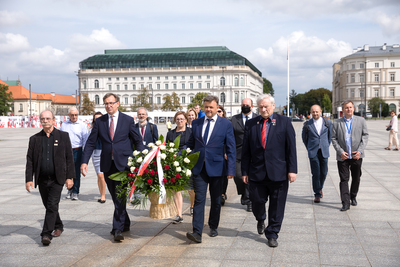 Przedstawiciele IPN złożyli kwiaty przy Grobie Nizenzanego Żołnierza – Warszawa, 28 sierpnia 2020. Fot. Sławek Kasper (IPN)