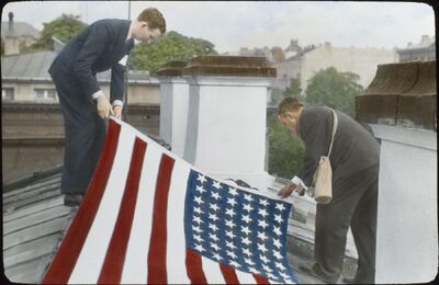 Pracownicy ambasady Stanów Zjednoczonych kładą flagę na dachu budynku, wrzesień 1939.  (AIPN/Kolekcja Juliena Bryana w Warszawie. AIPN/Julien Bryan Collection in Warsaw)