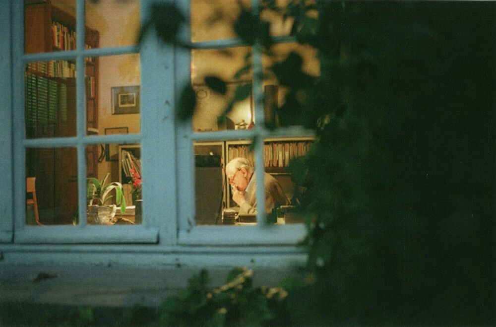 Jerzy Giedroyc przy biurku w swoim gabinecie w Maisons-Laffitte. Ze zbiorow Instytutu Literackiego Kultura