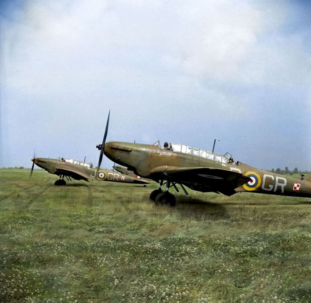 Samoloty polskiego dywizjonu bombowego 301 „Ziemi Pomorskiej” na lotnisku w Bramcote 7 sierpnia 1940 r. Widoczne litery kodowe dywizjonu – „GR”. Fot. Instytut Polski i muzeum im. Gen. Sikorskiego w Londynie/ Ośrodek KARTA; koloryzacja: Mikołaj Kaczmarek