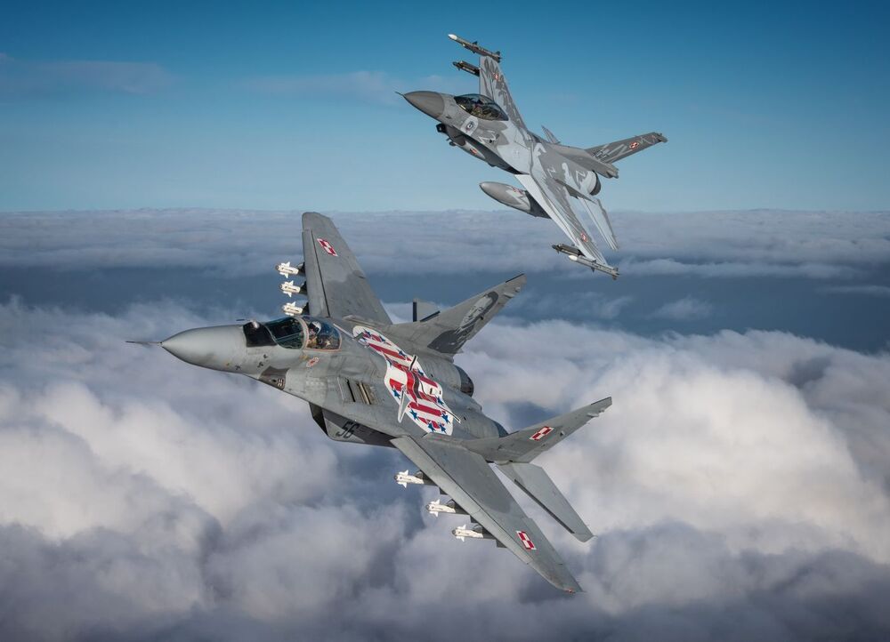 Polski Mig-29 z 23 Bazy Lotnictwa Taktycznego w Mińsku Mazowieckim, z godłem Dywizjonu 303 oraz  polski F-16 z 31 Bazy Lotnictwa Taktycznego w Poznaniu – Krzesinach, z godłem Dywizjonu 302 „Poznańskiego”. Fot. Piotr Łysakowski.
