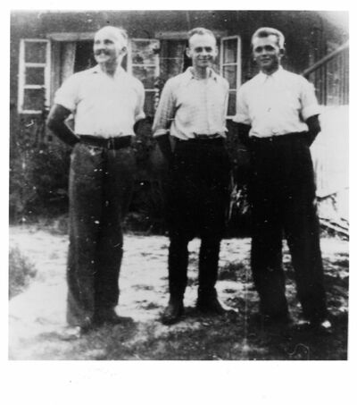 Fotografia trójki uciekinierów z KL Auschwitz (od lewej): Jan Redzej (w obozie Jan Retko, nr 5430), Witold Pilecki (w obozie Tomasz Serafiński, nr 4859) i Edward Ciesielski (nr 12 969). Nowy Wiśnicz, 1943 rok (źródło: Archiwum PMA-B)