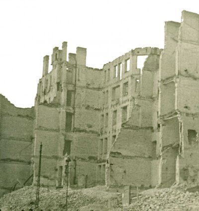 Ruiny zniszczonych kamienic przy ul. Franciszkańskiej (prawdopodobnie po północnej stronie między ul. Nalewki i ul. Bonifraterską)
